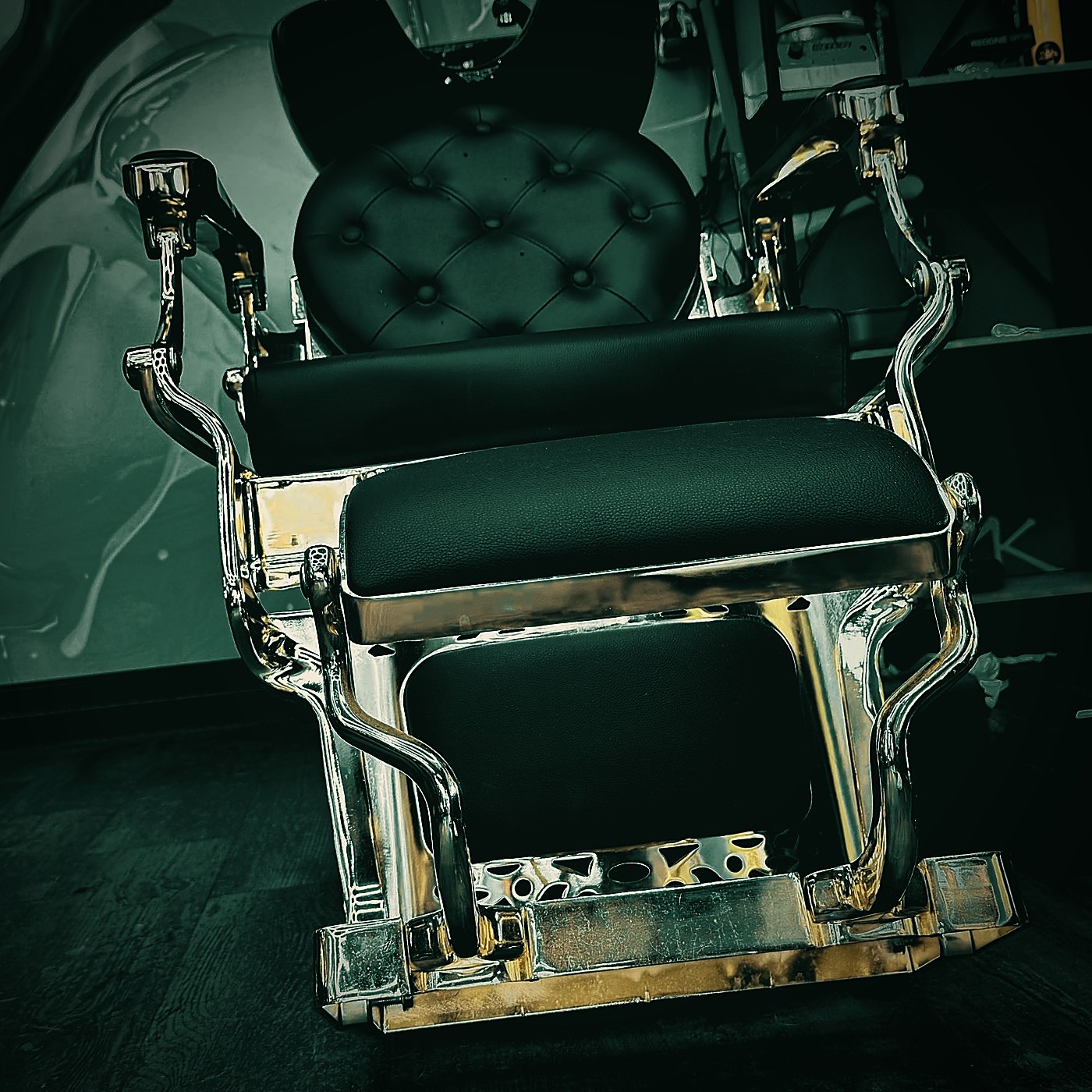 Goldener Barberstuhl mit schwarzem Leder
